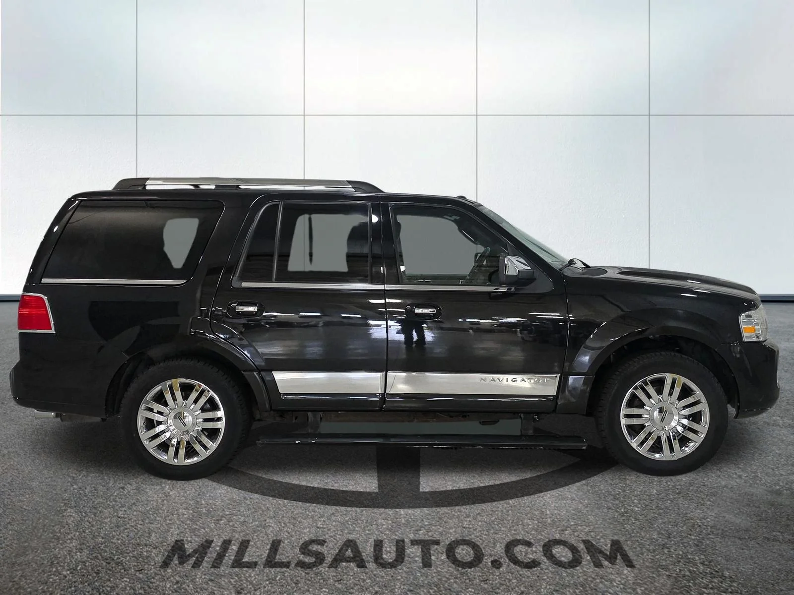 Used 2010 Tuxedo Black Metallic Lincoln Base image 9