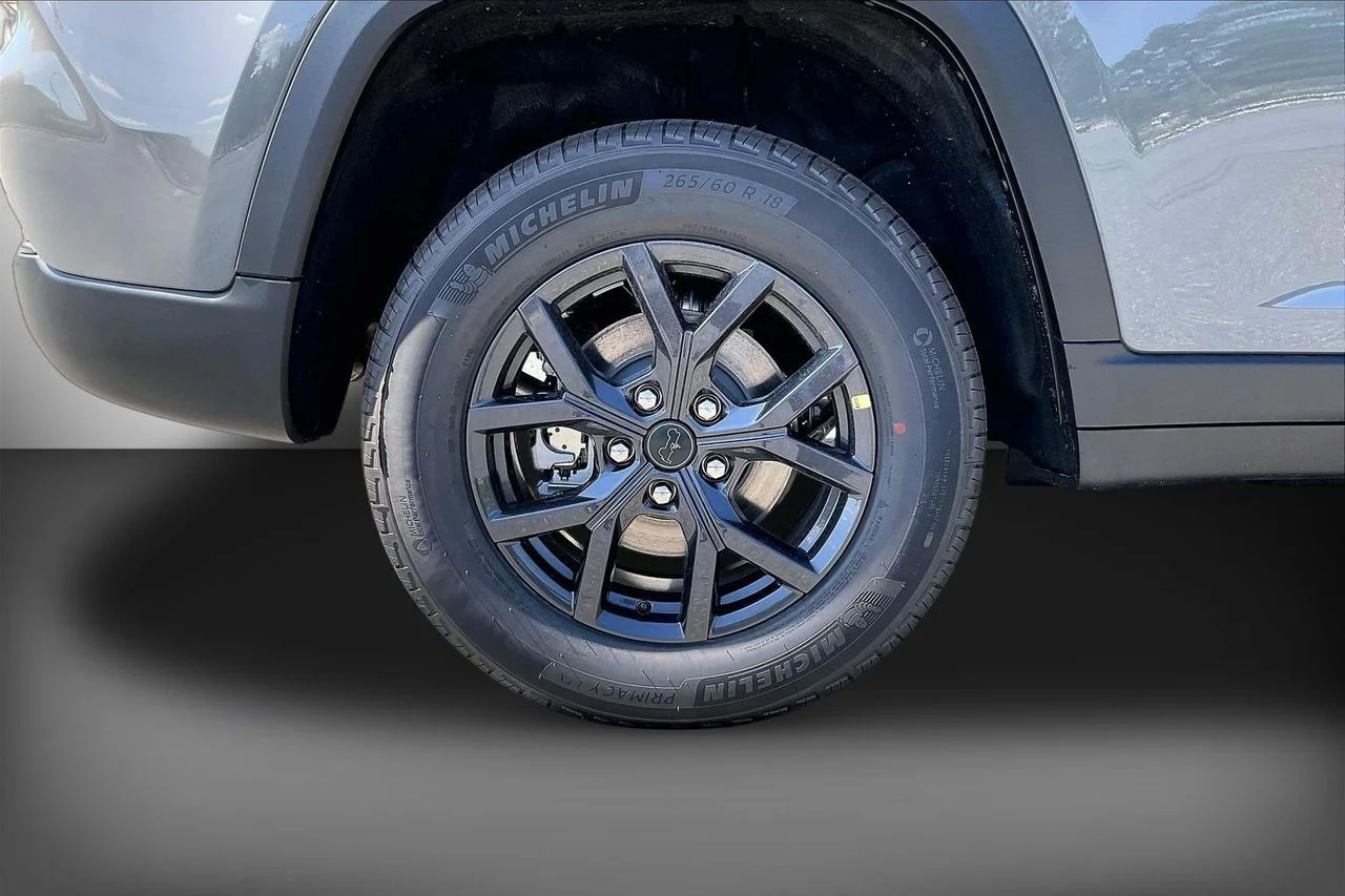New 2027 Sting-Gray Clear-Coat Paint Jeep Altitude image 31