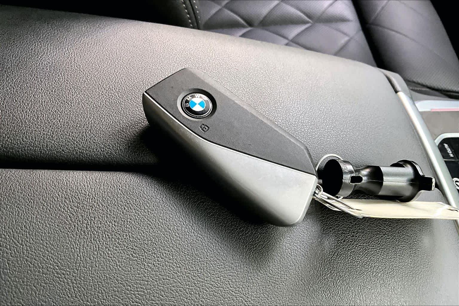 Used 2025 Mineral White Metallic BMW sDrive40i image 14