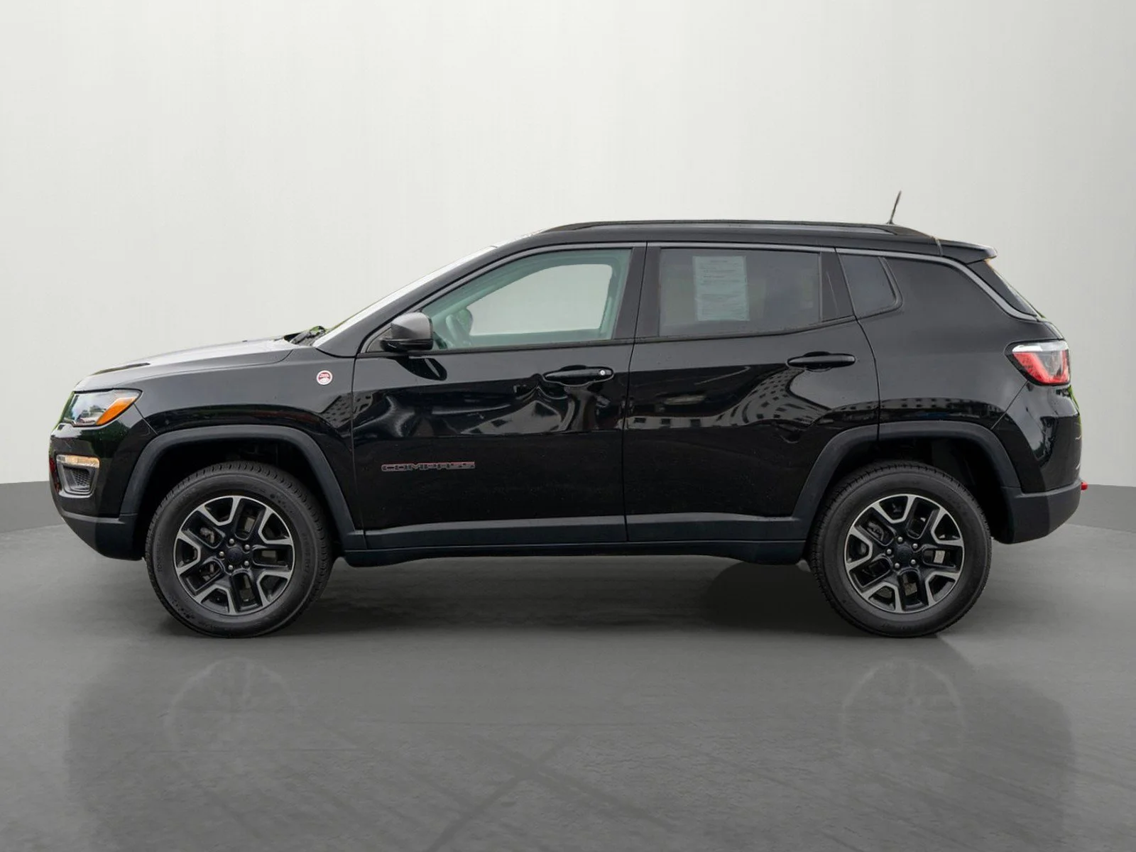 Used 2019 Diamond Black Crystal Pearlcoat Jeep Trailhawk image 4