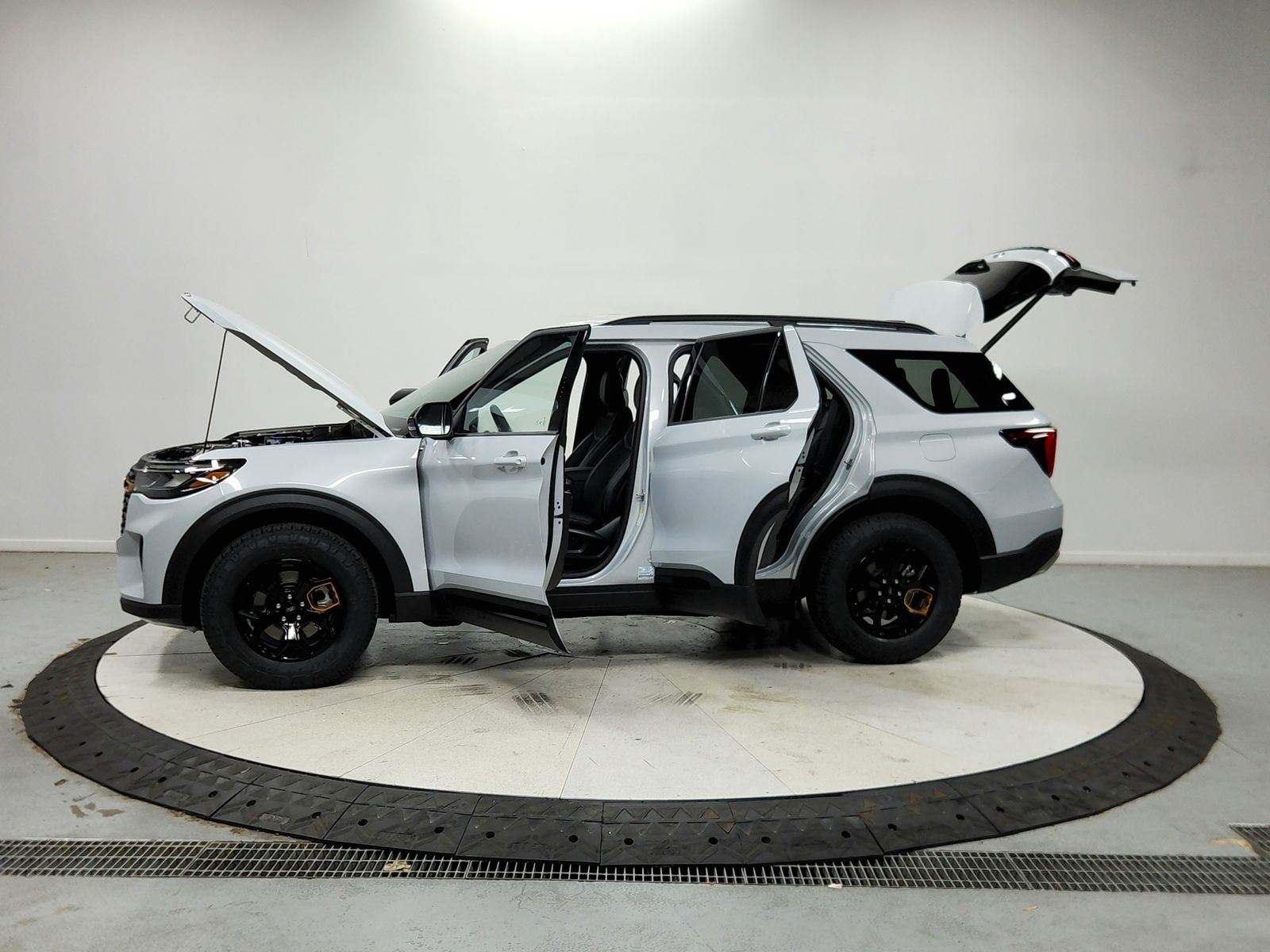 New 2026 Space White Metallic Ford Tremor® image 13