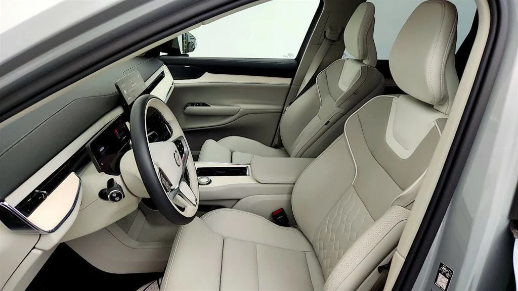 Used 2025 Vapour Grey Metallic Volvo Twin Motor Ultra 7-Seater image 13