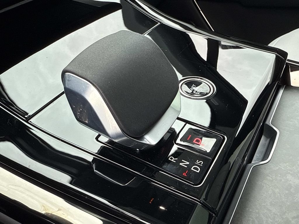 New 2026 Ostuni Pearl White Land Rover Dynamic SE image 5