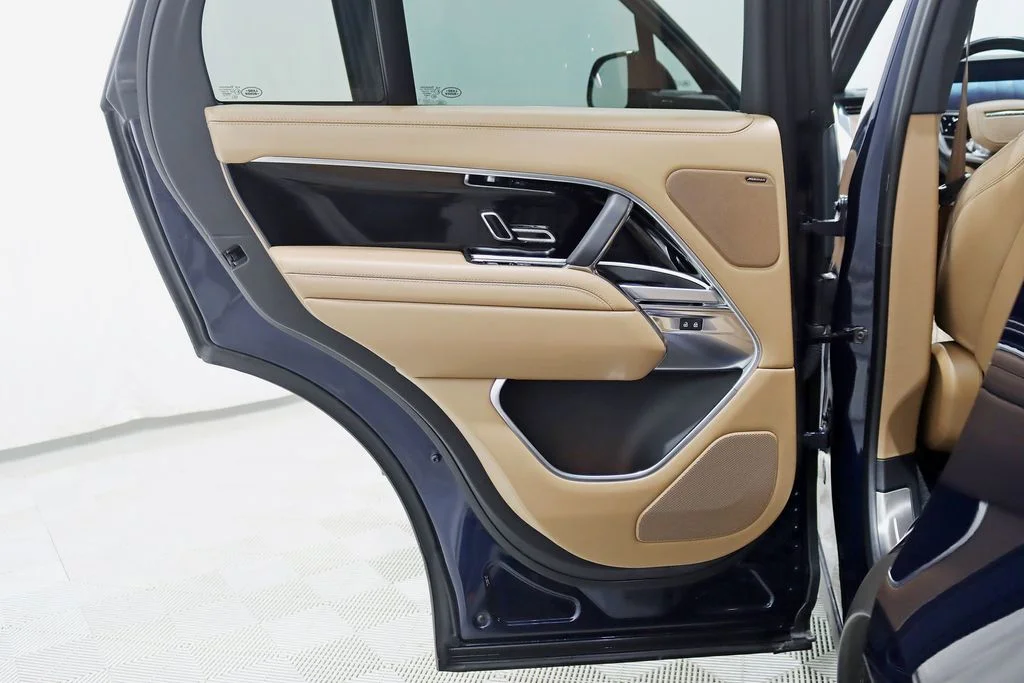 Used 2023  Land Rover SE image 36