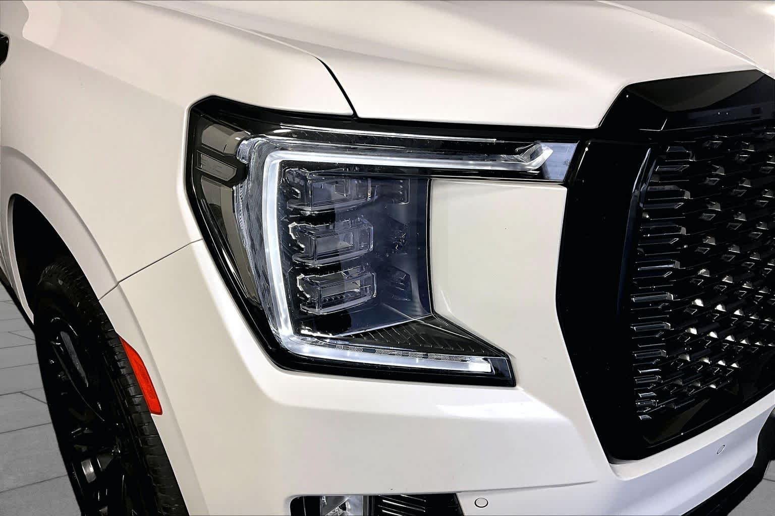 Used 2023 White Frost Tricoat GMC Denali image 27