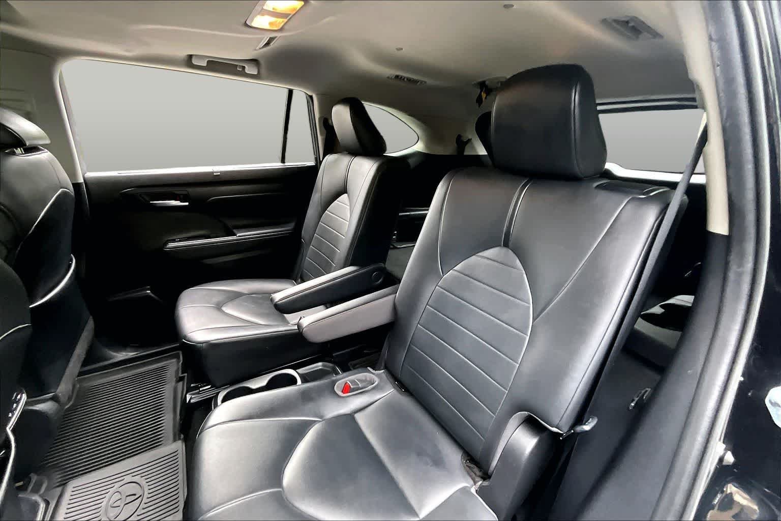 Used 2021 Midnight Black Metallic Toyota XLE image 20