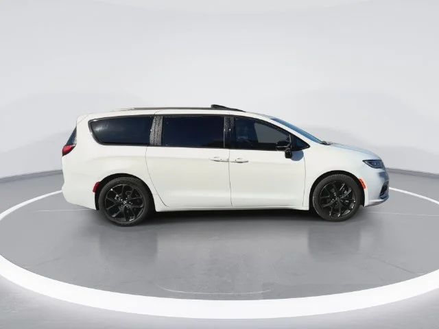 Used 2025 White Chrysler Limited image 4