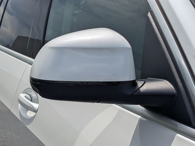 Used 2025 White BMW xDrive40i image 12