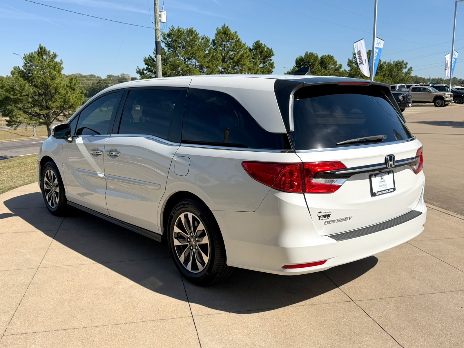 Certified Used 2022 Platinum White Pearl Honda EX-L image 4