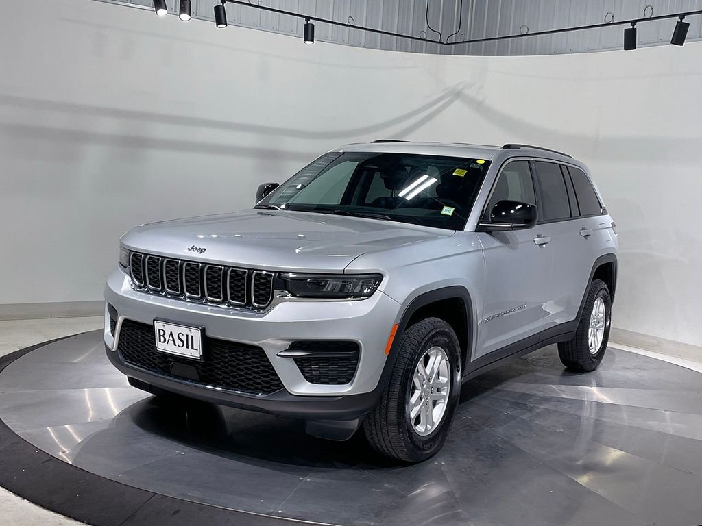 Used 2023 Silver Jeep Laredo image 8