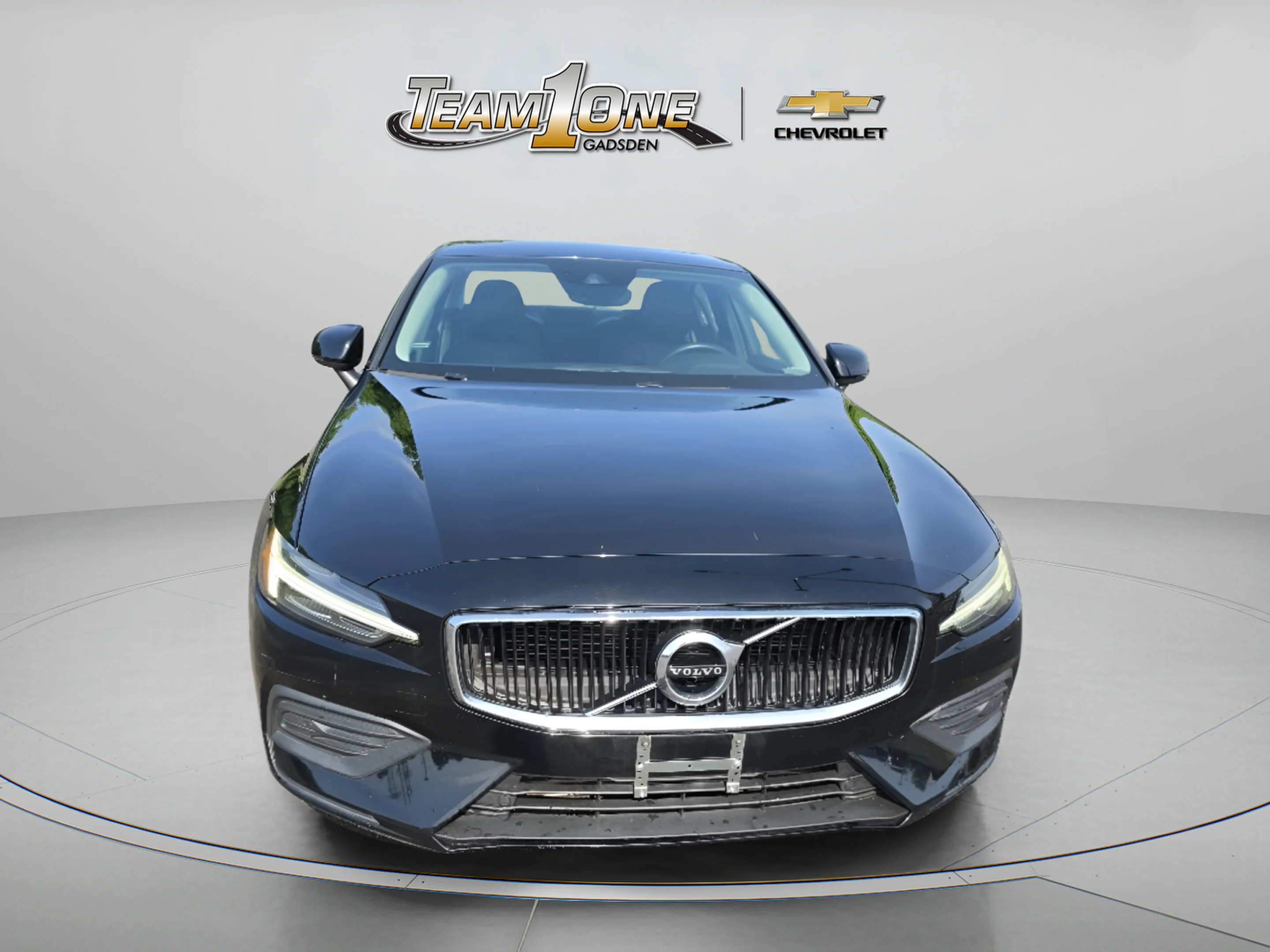 Used 2020 Black Volvo Momentum image 2