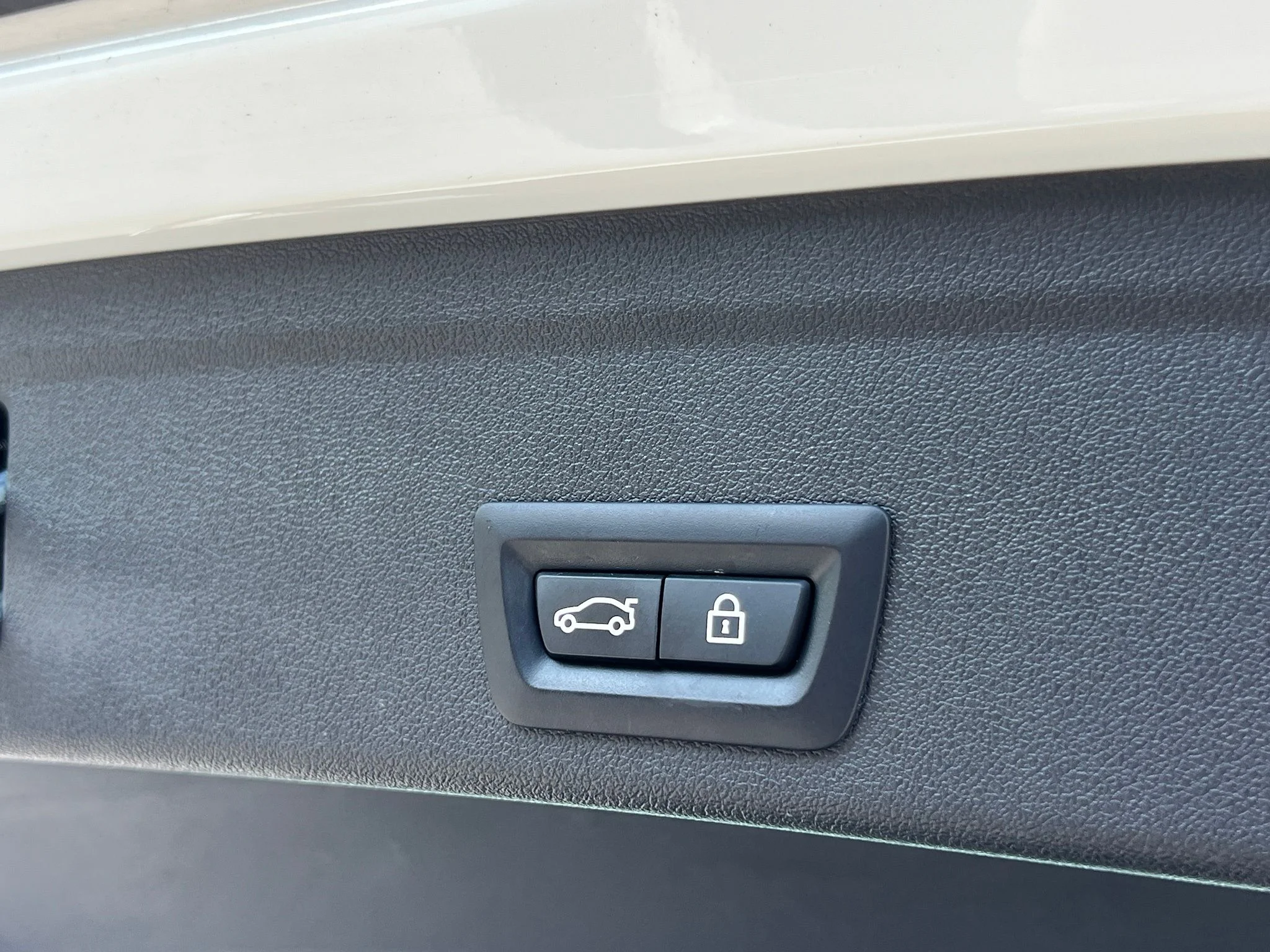 Used 2023 White BMW xDrive40i image 21