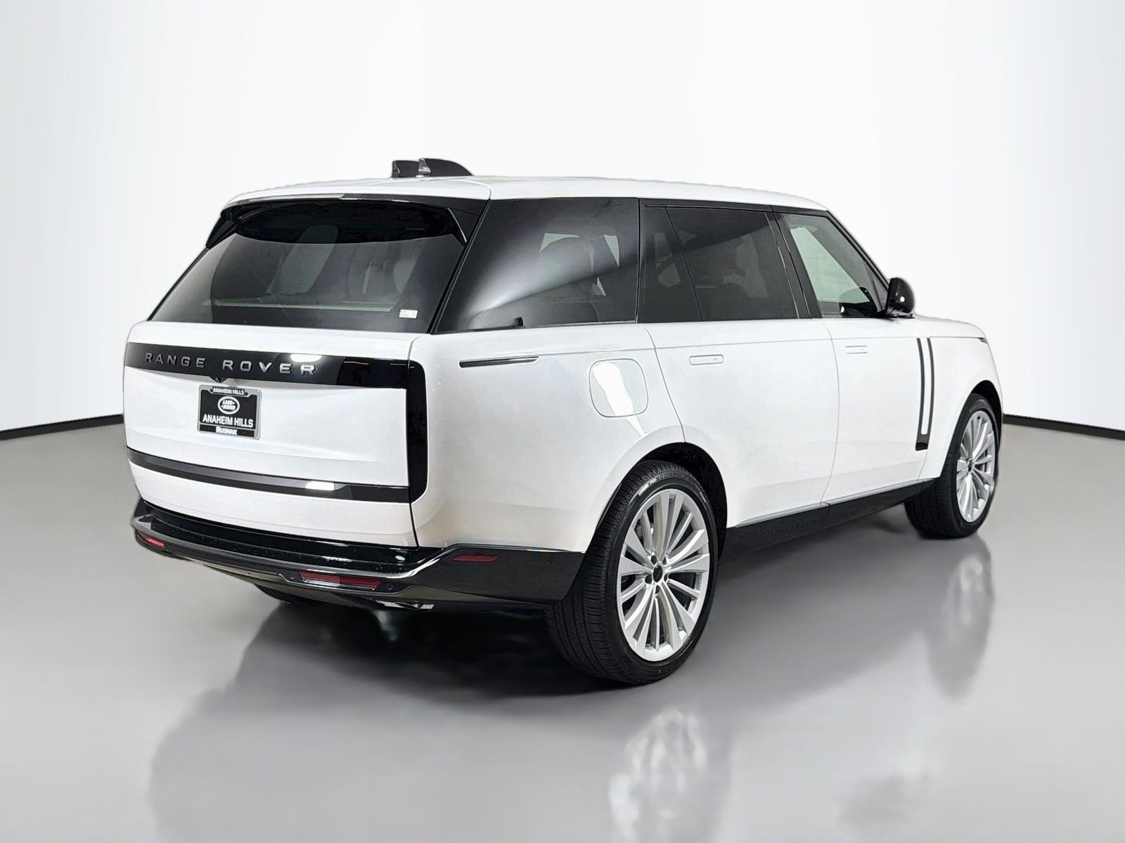 New 2026 Ostuni Pearl White Land Rover SE image 5