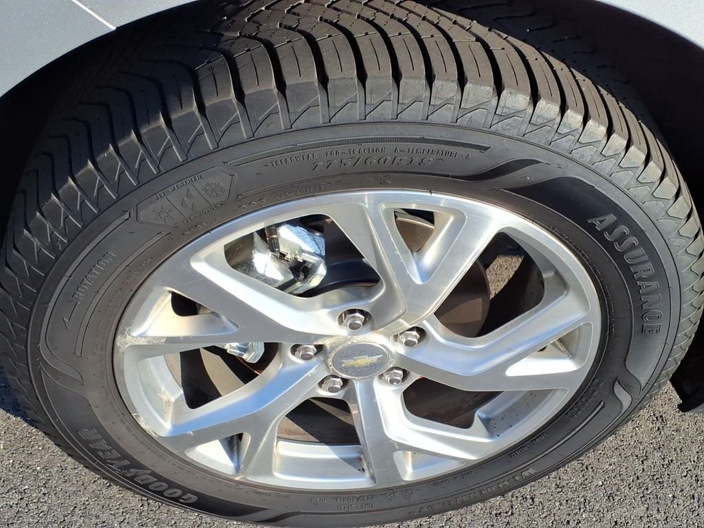 Used 2018 Silver Ice Metallic Chevrolet Premier image 18