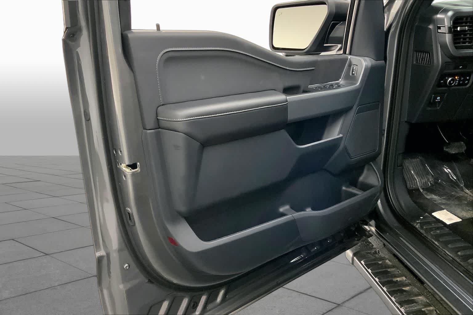 New 2026 Carbonized Gray Metallic Ford XLT image 10