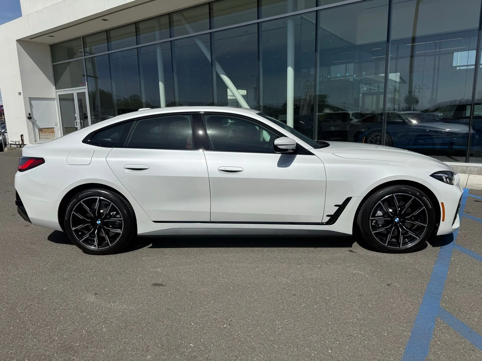 New 2026 Mineral White Metallic BMW xDrive40 image 8