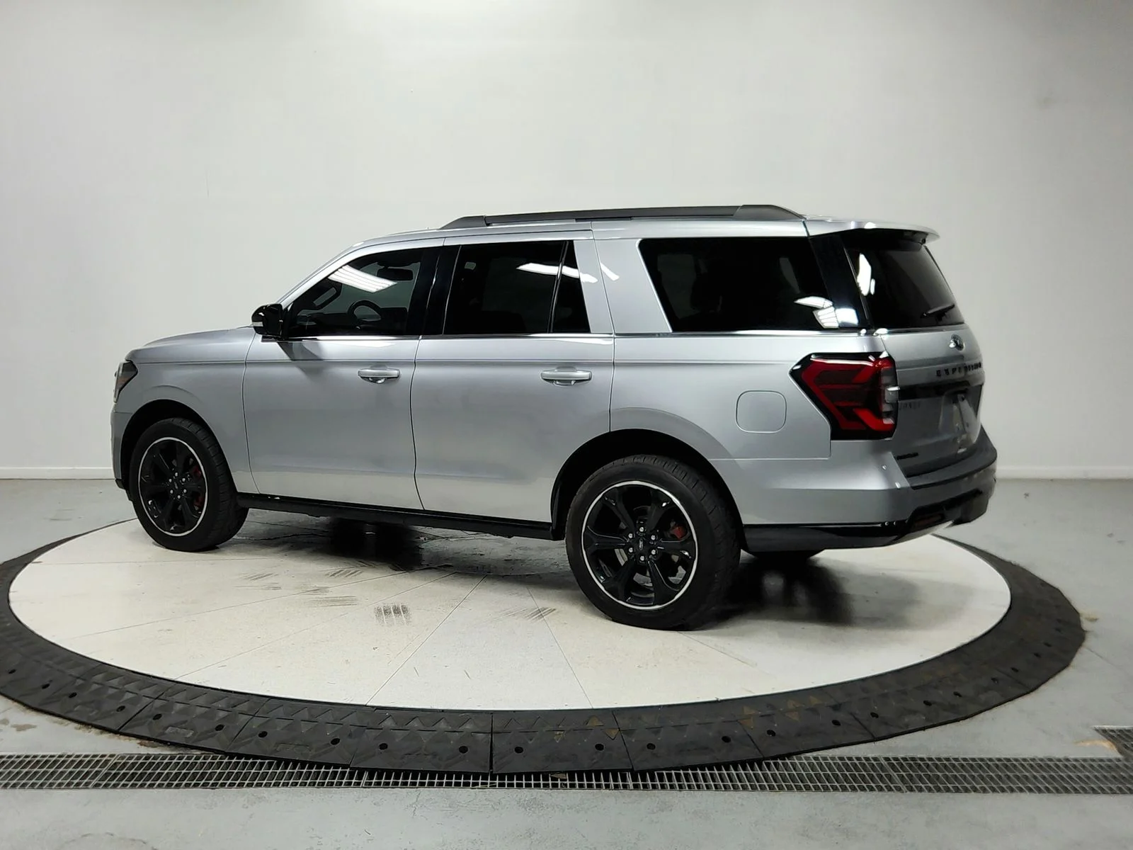 Used 2024 Silver Ford Limited image 6