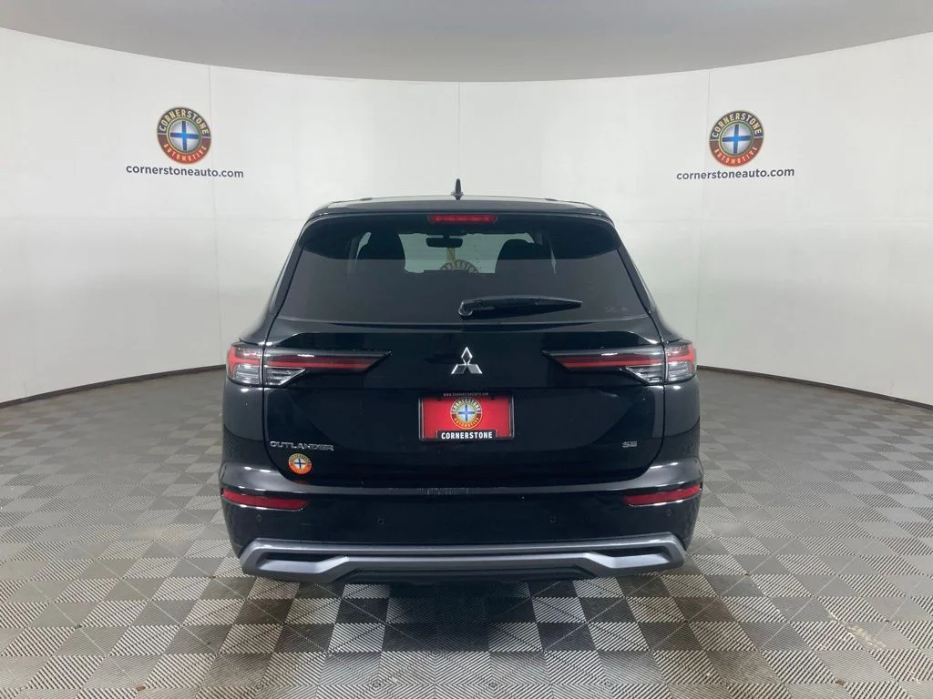Used 2025  Mitsubishi SE image 19