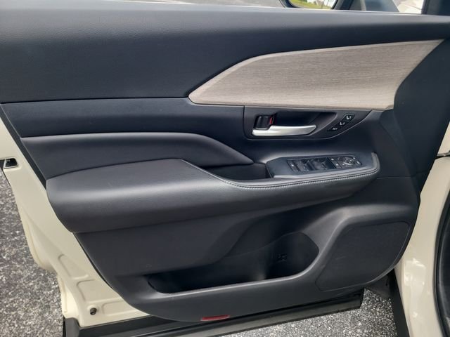 Used 2024 White Toyota Platinum image 17