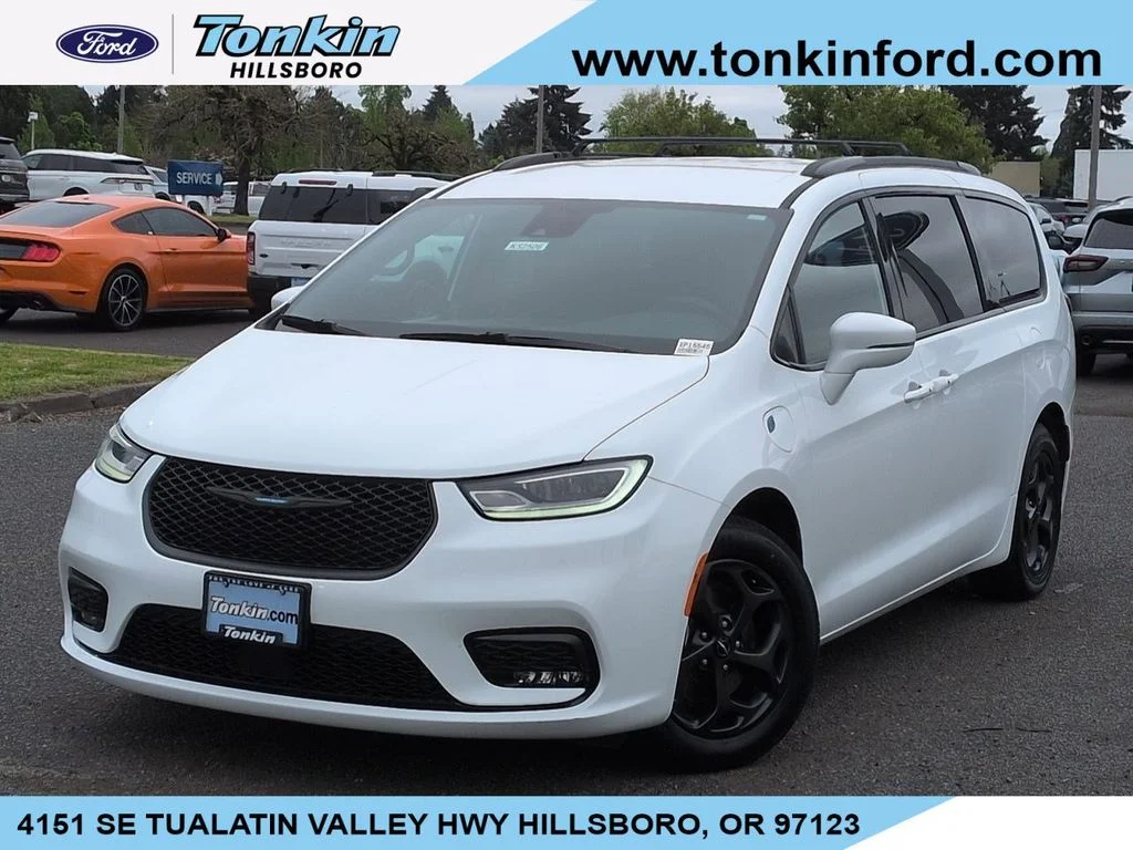 2021 Chrysler Pacifica Hybrid Touring Hybrid's photo