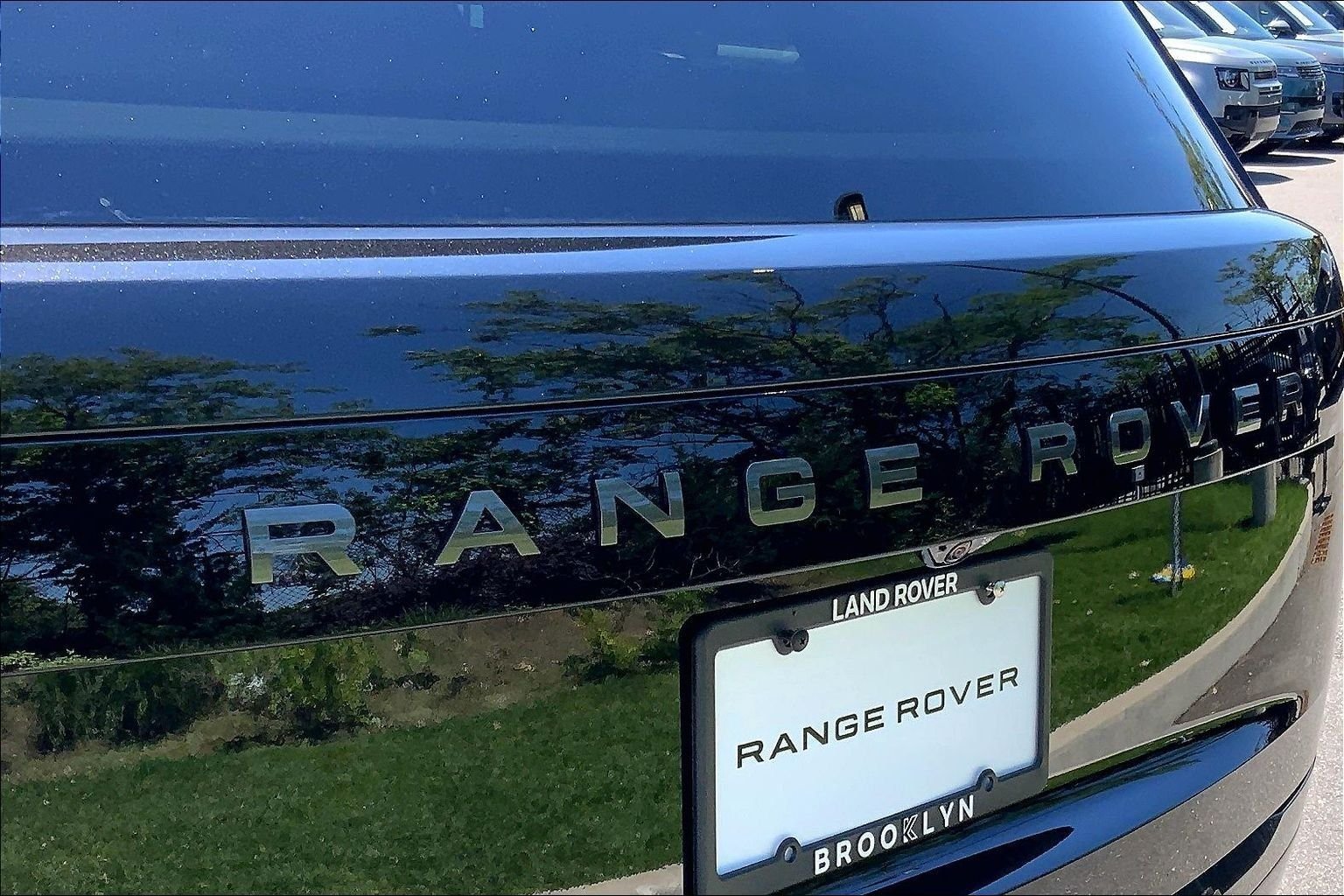 New 2026 Santorini Black LAND ROVER SE PHEV image 15