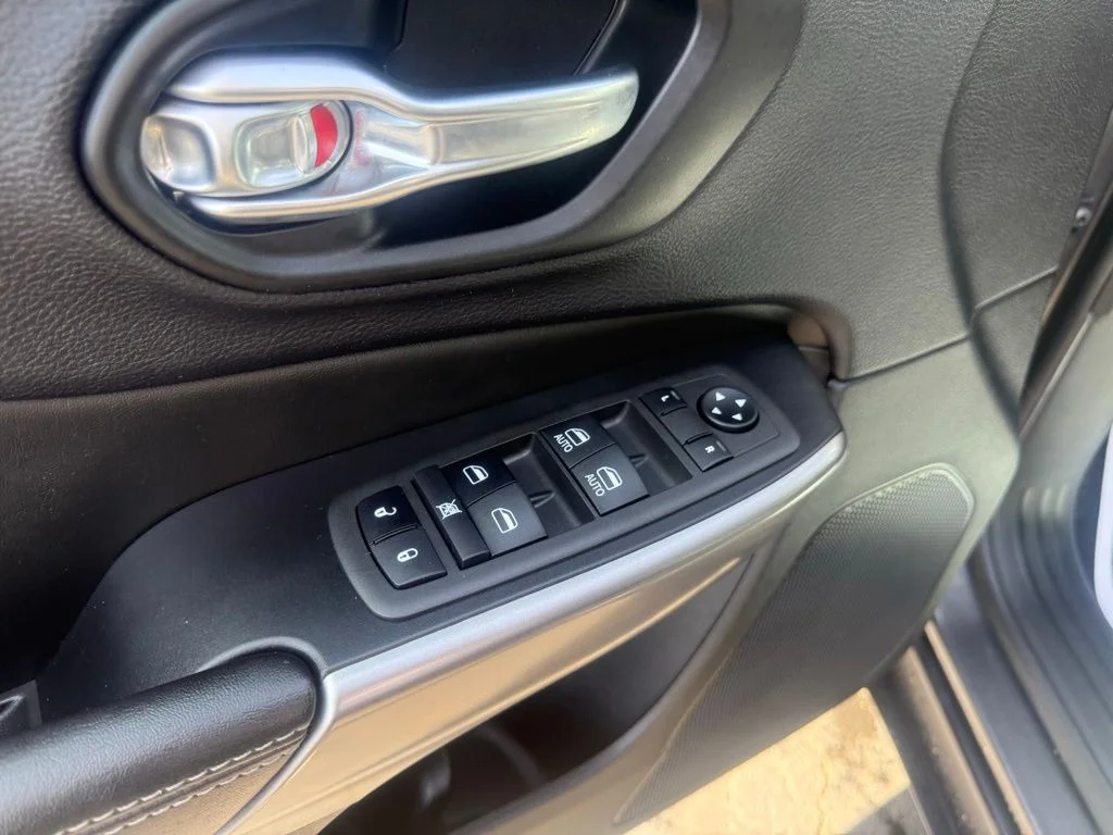Used 2022 Gray Jeep Latitude Lux image 11