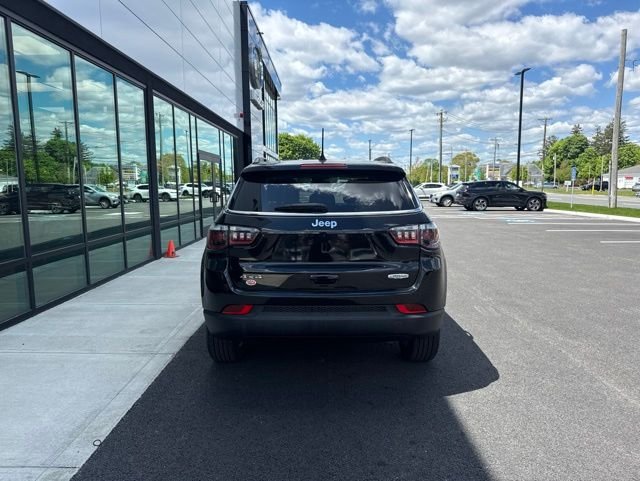 Used 2022 Black Jeep Latitude image 4
