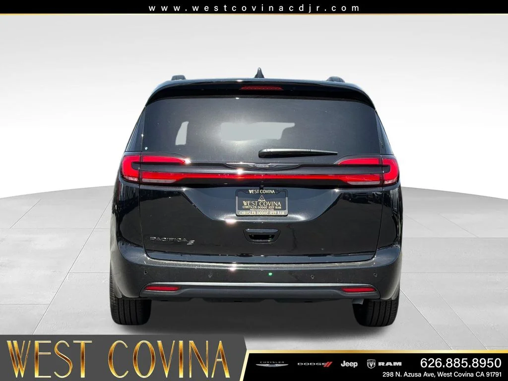 New 2026 Diamond Black Crystal Pearl-Coat Exterior Paint Chrysler Select image 4