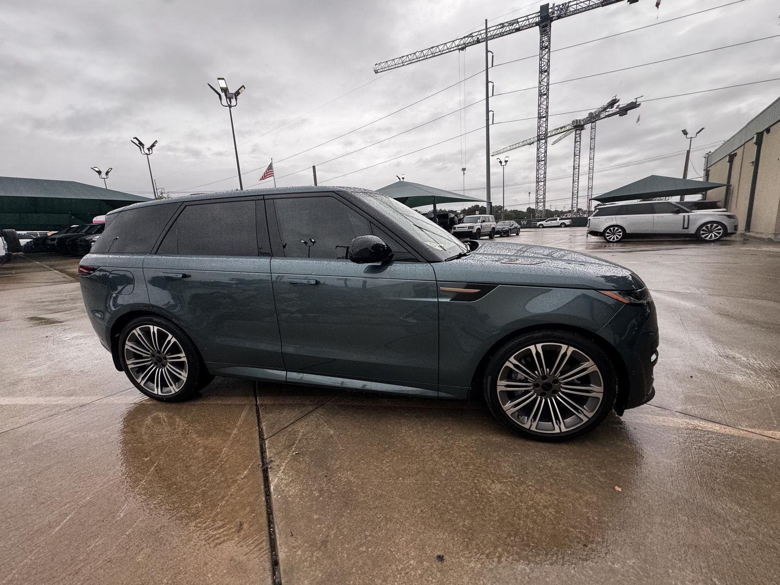 Used 2026 Giola Green Land Rover Dynamic SE P400 image 9