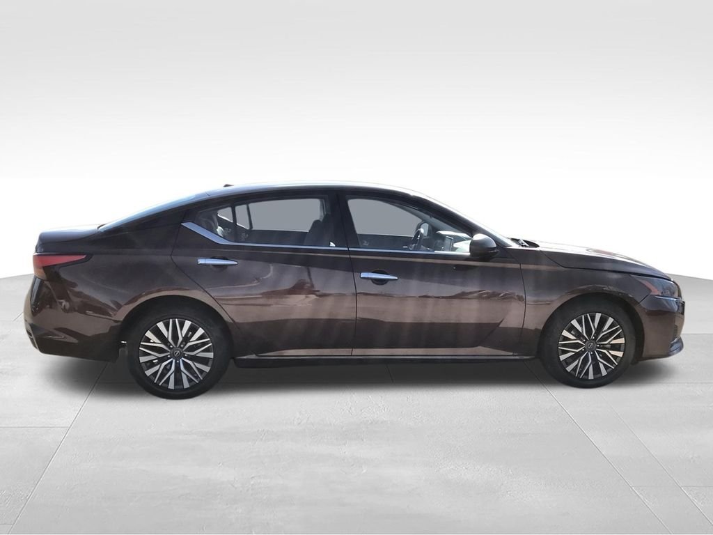 Used 2024 Red Nissan 2.5 SV image 9