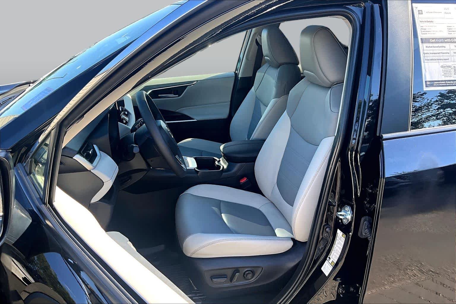 Used 2025 Midnight Black Metallic Toyota XLE Premium image 9