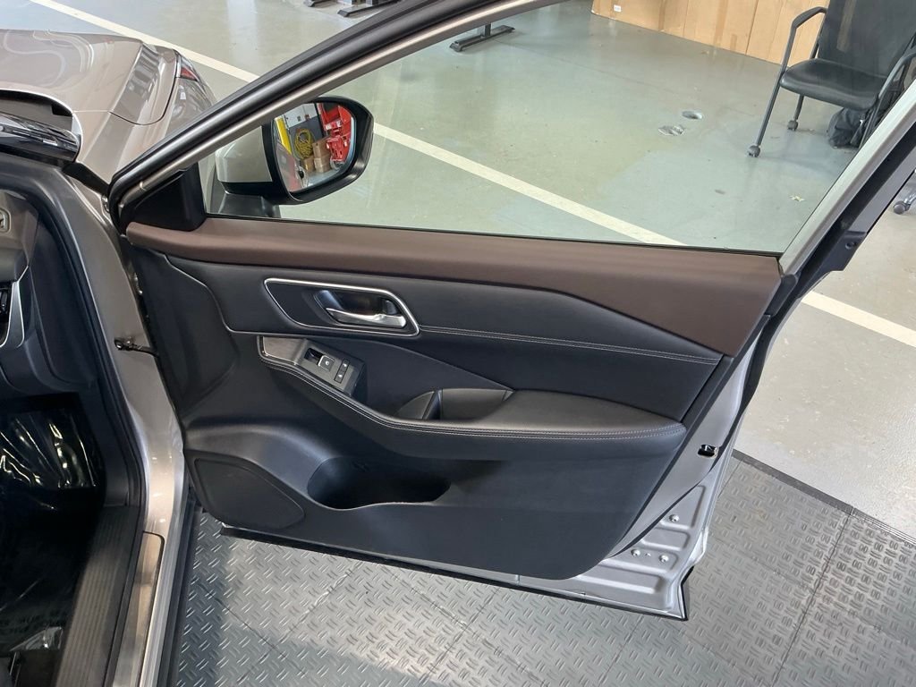 Used 2023 Gold Nissan Platinum image 45