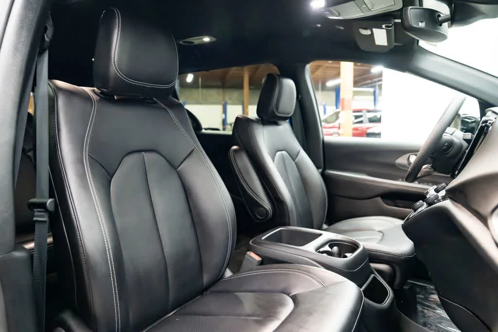 Used 2025 Diamond Black Crystal Pearlcoat Chrysler Select image 28