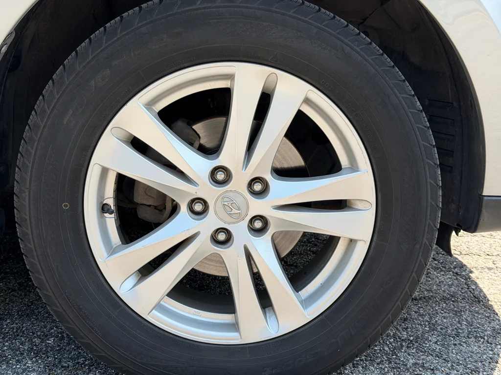 Used 2010 Radiant Silver Hyundai Limited image 9