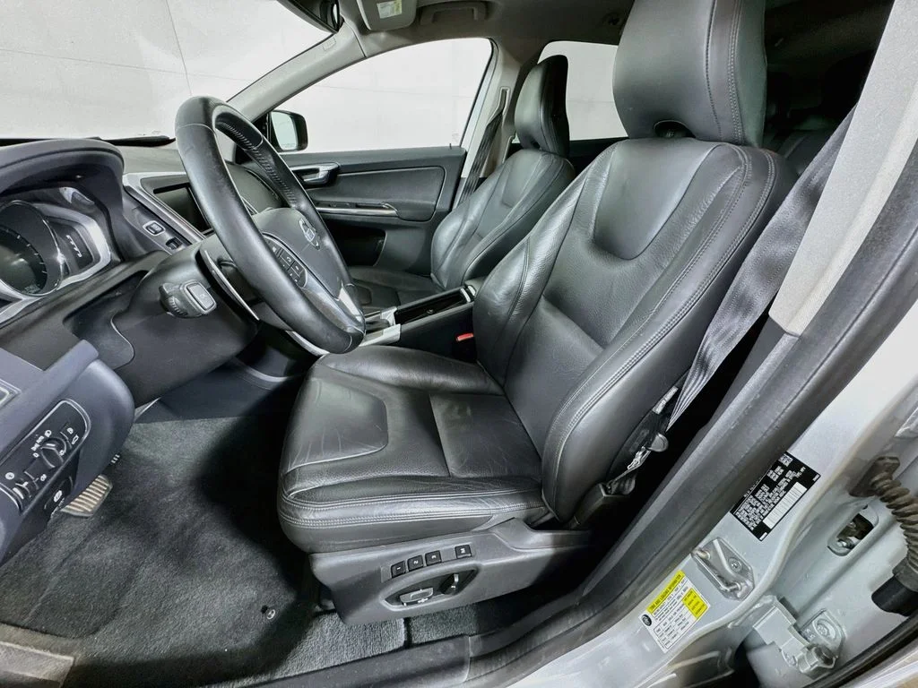 Used 2014 Silver Volvo  image 24