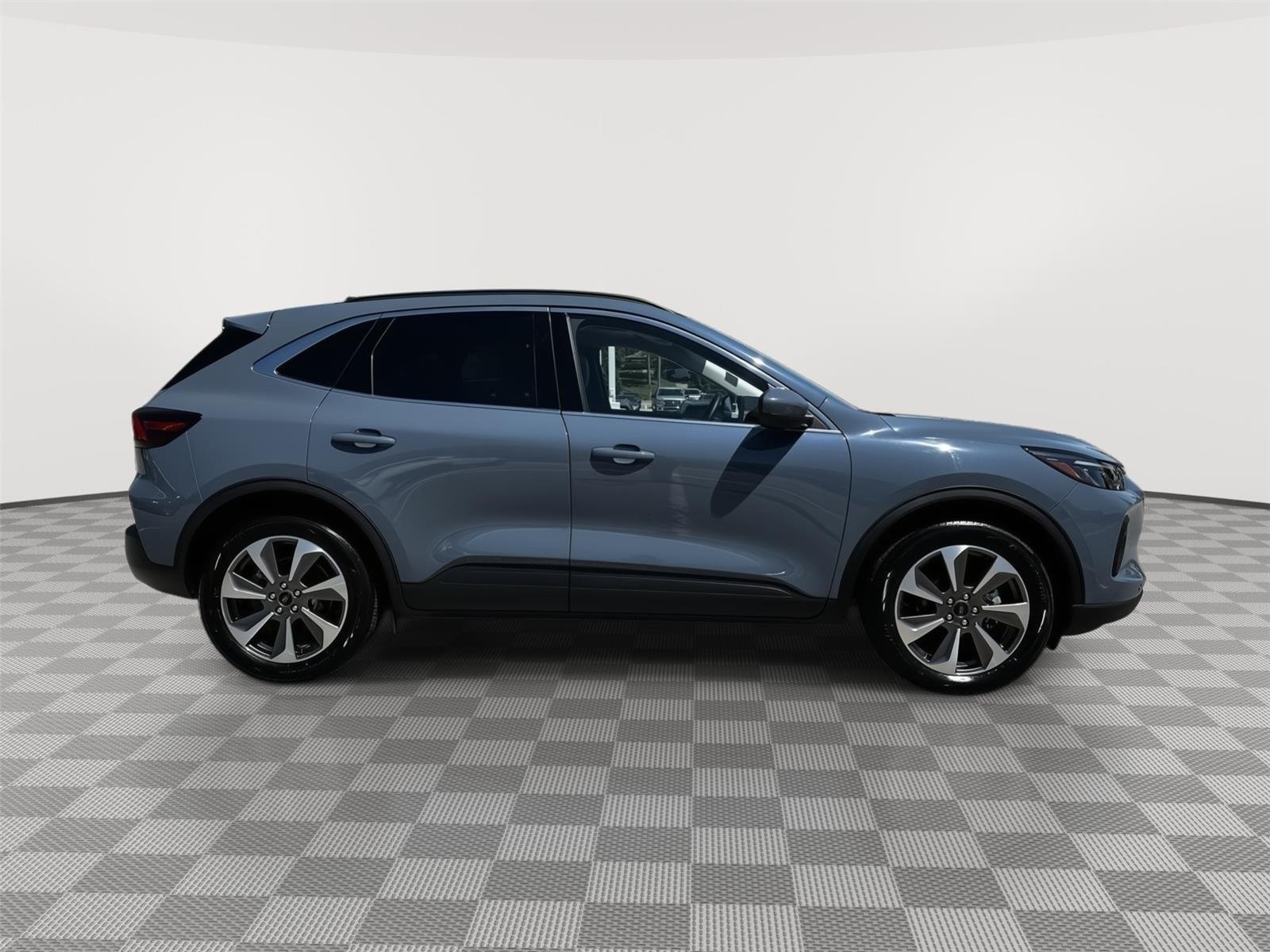 Used 2025 Vapor Blue Ford Platinum image 5