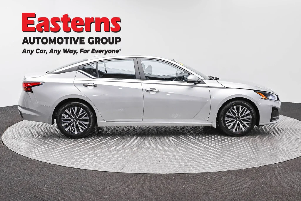 Used 2023 Silver Nissan 2.5 SV image 4