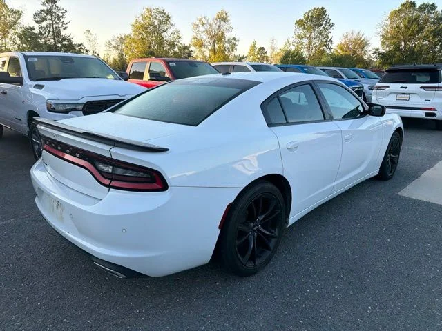 Used 2018 White Dodge SXT image 5