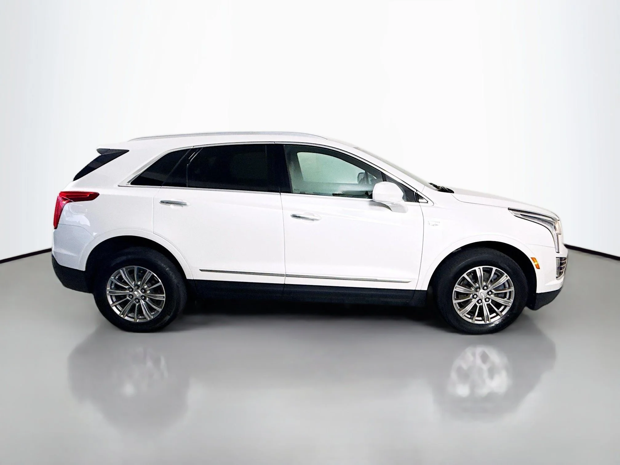 Used 2018 Crystal White Tricoat Cadillac Luxury FWD image 8
