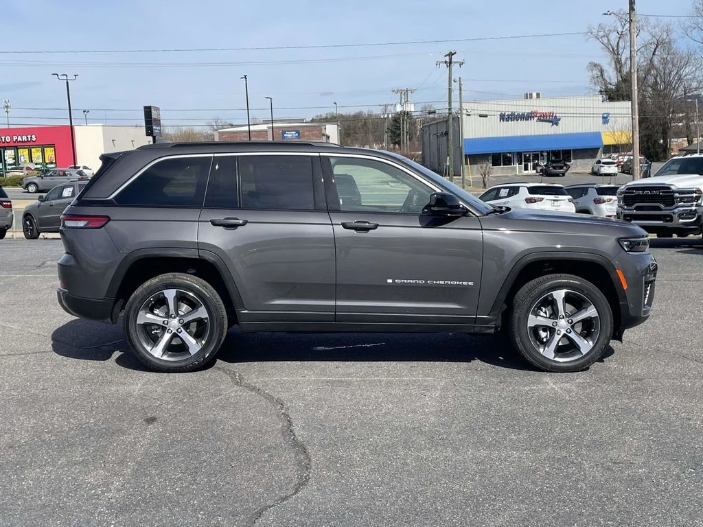 New 2026 Baltic Gray Metallic Clear-Coat Exterior Paint Jeep Limited image 9
