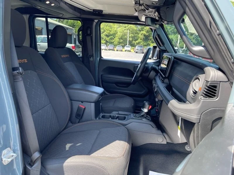 Used 2024 Anvil Clearcoat Jeep Mojave image 17