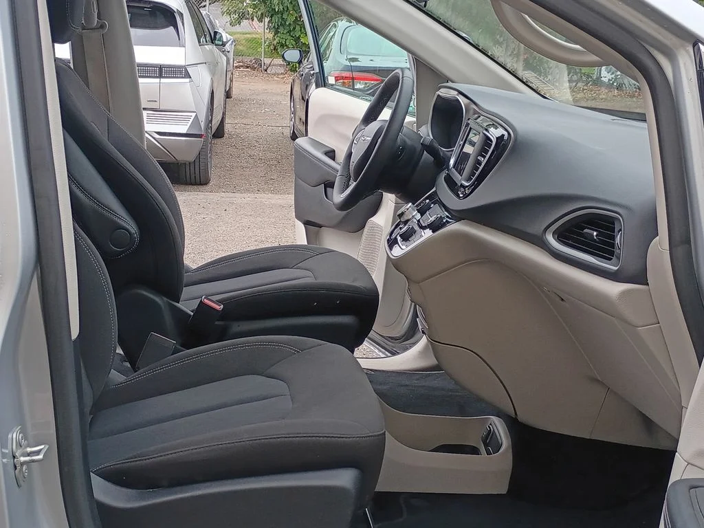 Used 2024 Silver Mist Clearcoat Chrysler LX image 19
