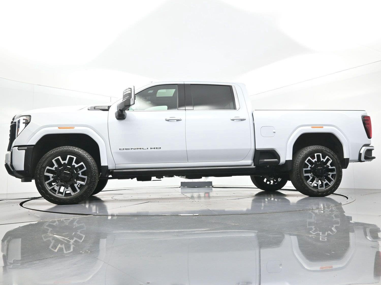 Used 2026 Glacier White Tricoat GMC Denali Ultimate image 51