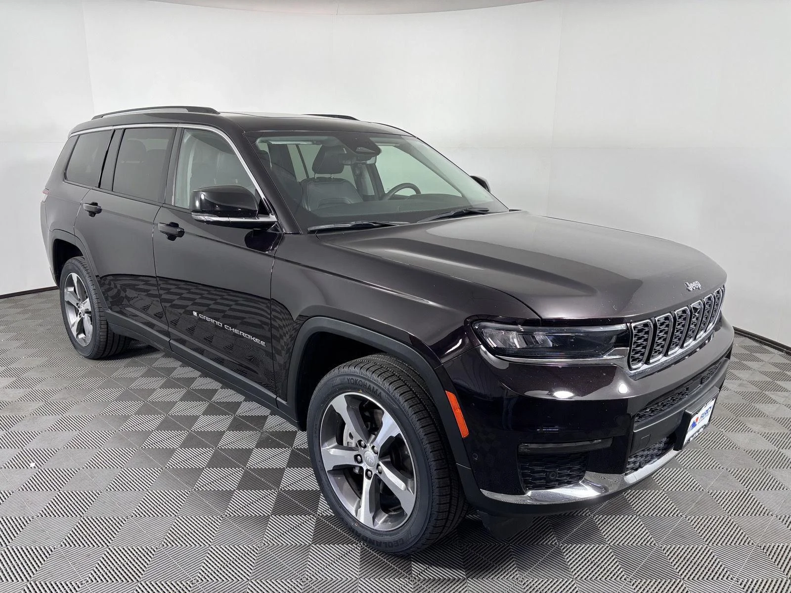 Used 2023 Ember Pearlcoat Jeep Limited image 10