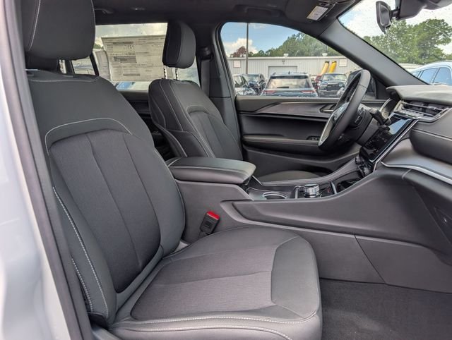 New 2026 Bright White Clear-Coat Exterior Paint Jeep Laredo X image 31