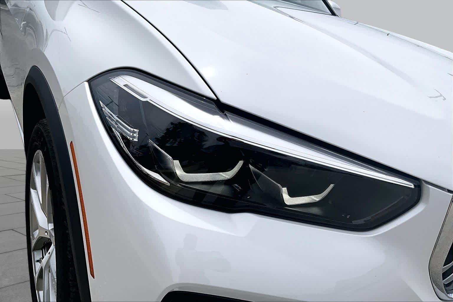 Used 2022 Mineral White Metallic BMW sDrive40i image 28
