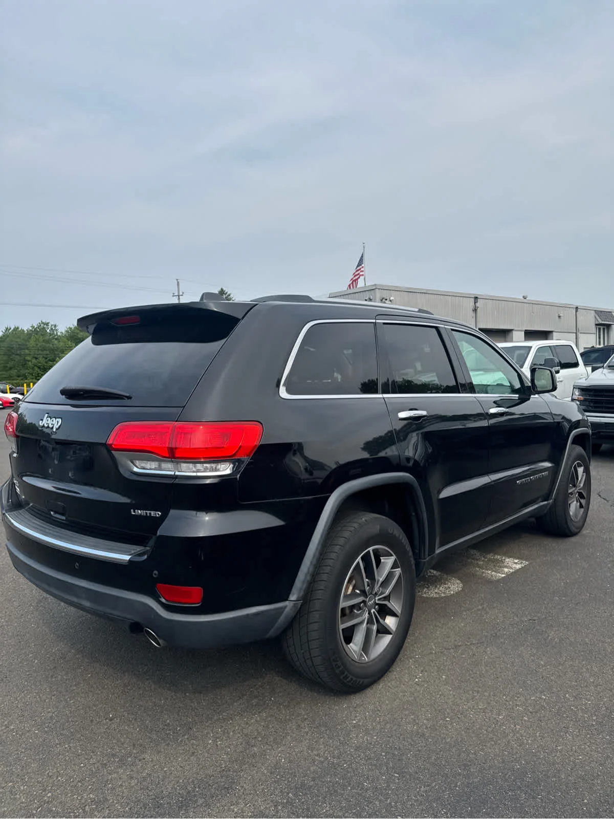 Used 2017 Diamond Black Crystal Pearlcoat Jeep Limited image 5