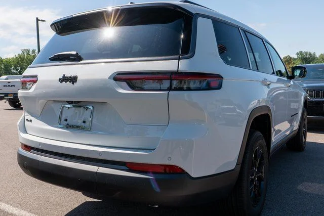 New 2026 Bright White Clear-Coat Exterior Paint Jeep Altitude image 5