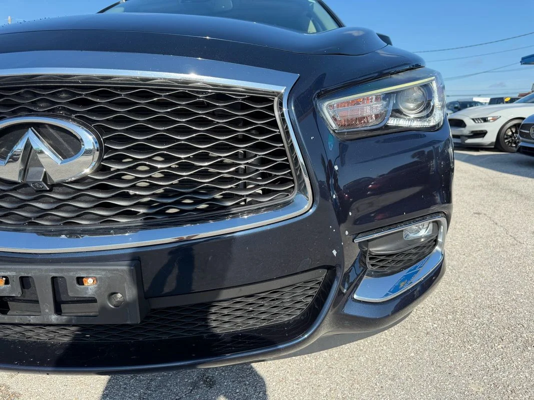 Used 2019  INFINITI LUXE image 2