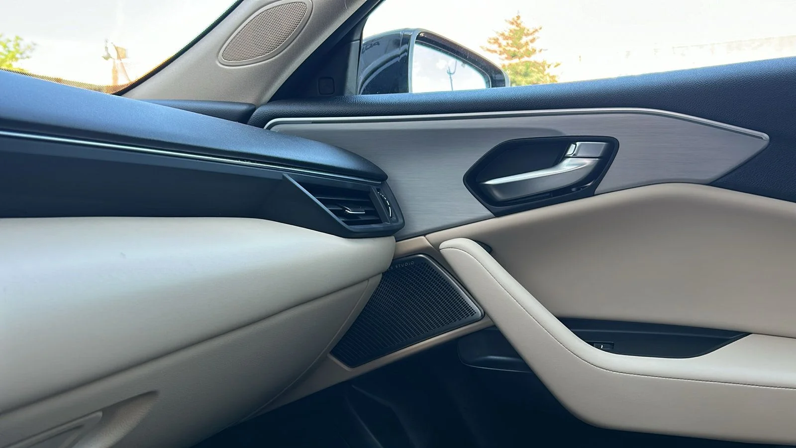 Certified Used 2025 Platinum White Pearl Acura TECH image 19